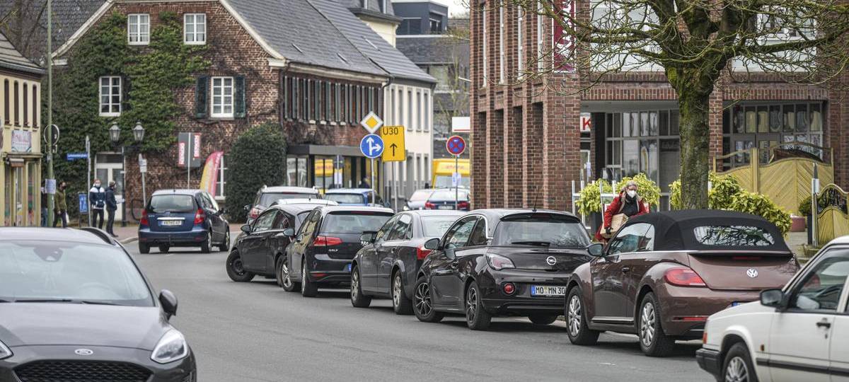 Protest in Neukirchen-Vluyn: Mehrere Schaufenster beklebt