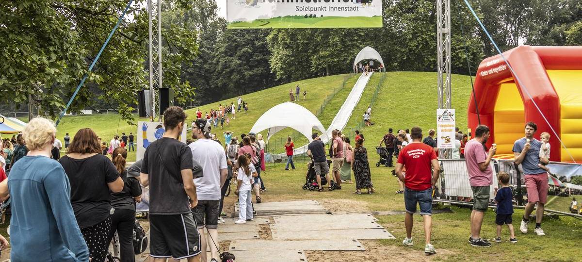 Ferienstart mit Zirkus, Wald und Wasser-Action