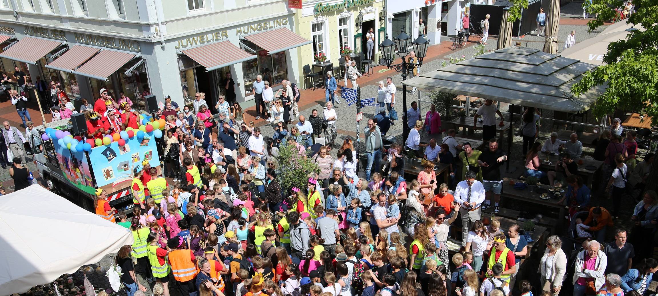 In Moers ziehen heute hunderte Kinder durch die Innenstadt