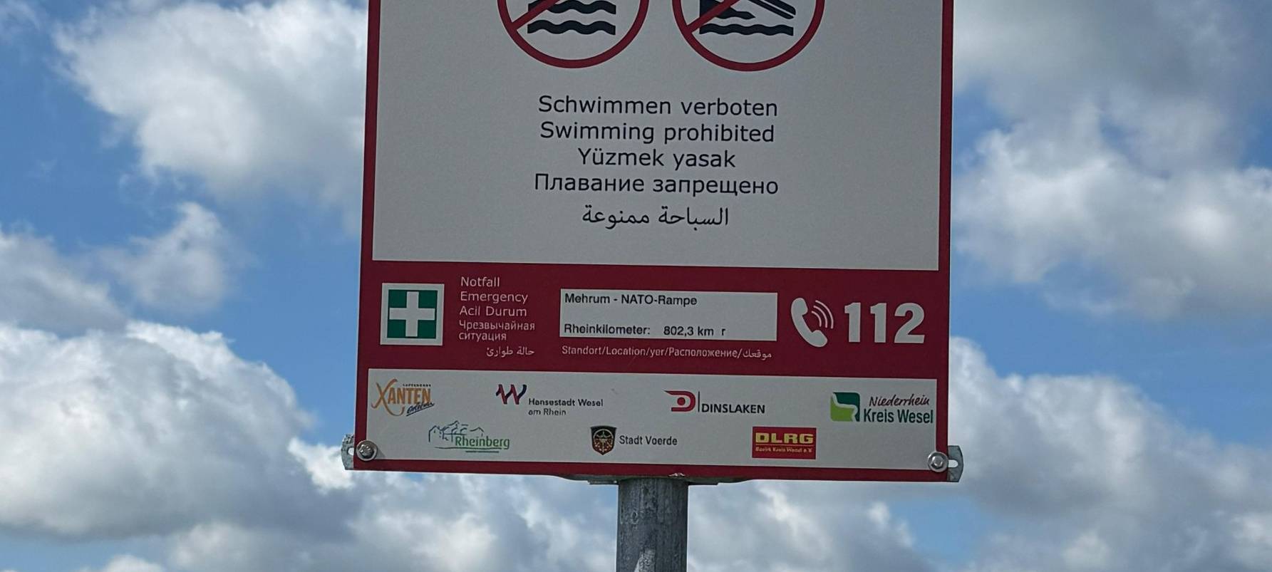 Warnschilder sollen vor dem Ertrinken im Rhein schützen