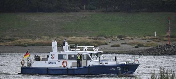 Boot havariert auf Rhein in Duisburg - eine Person verletzt