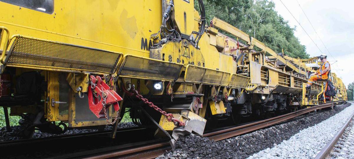 "Umbauzug" erneuert Gleise zwischen Wesel und Emmerich