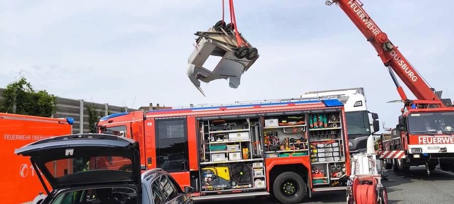 LKW prallt auf A3 bei Oberhausen gegen Pferdetransporter