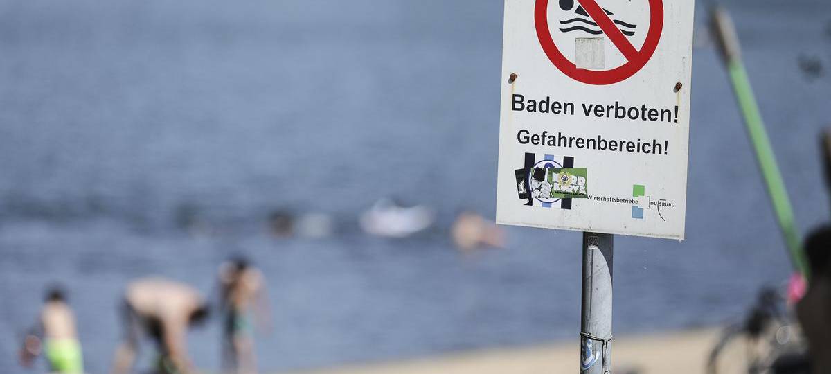 Badeverbotsschild am Uettelsheimer See in Duisburg