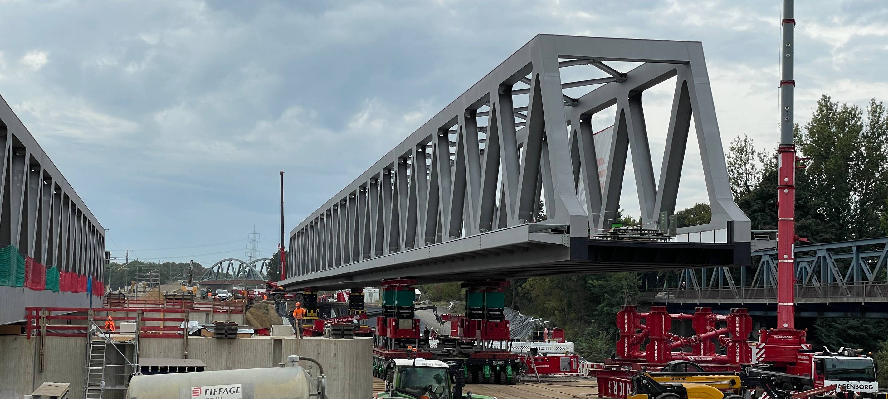 Zweite Bahnbrücke schwebt jetzt über der Lippe in Wesel