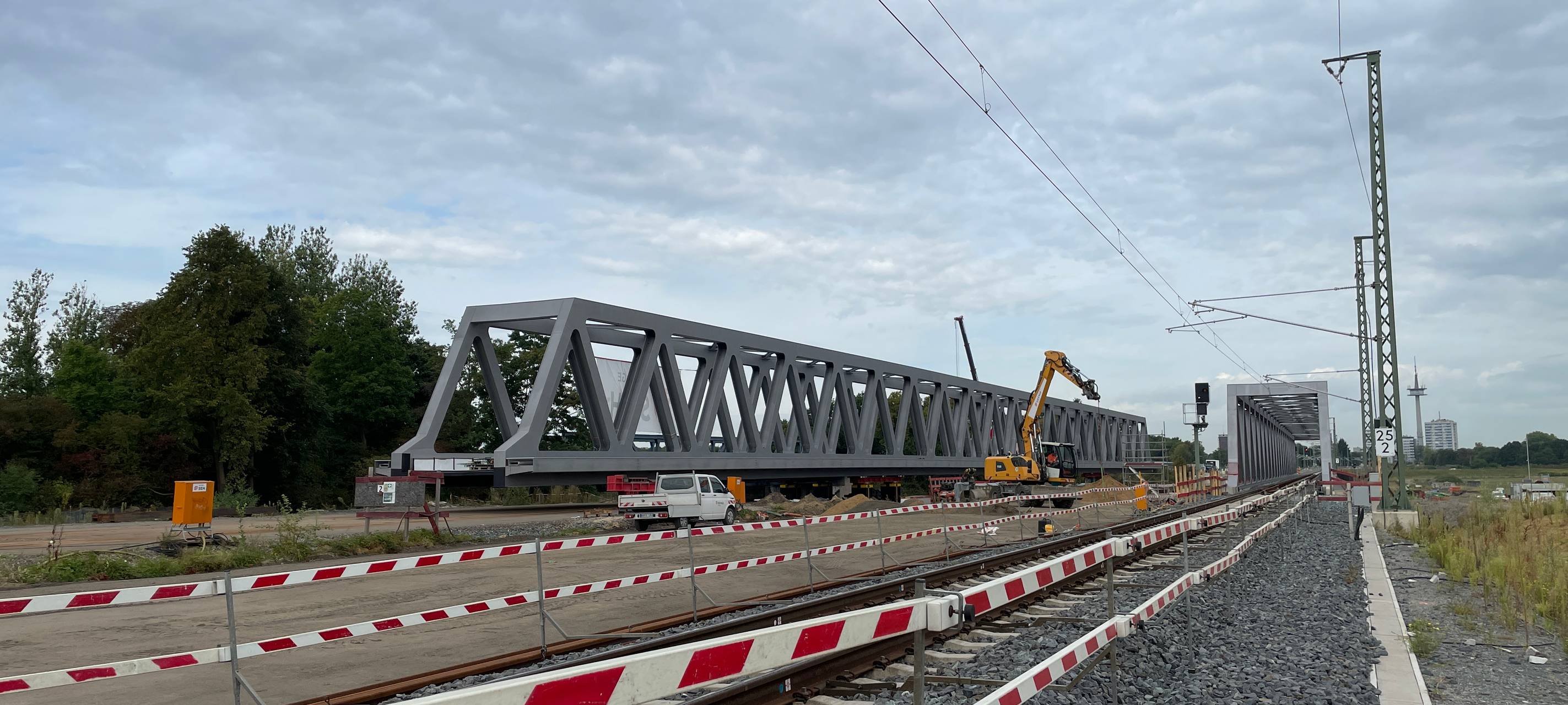 Zweite Bahnbrücke schwebt jetzt über der Lippe in Wesel