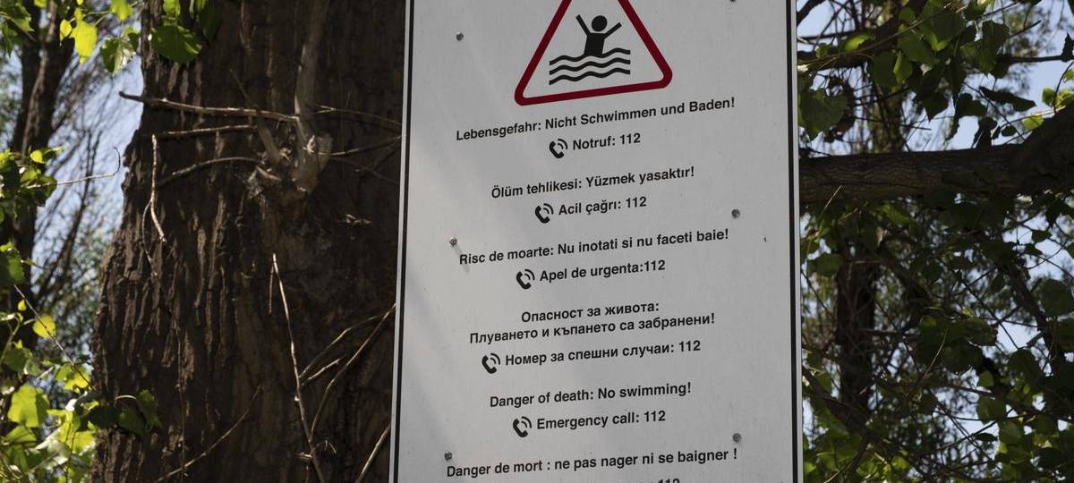 Immer mehr Städte verbieten das Schwimmen im Rhein