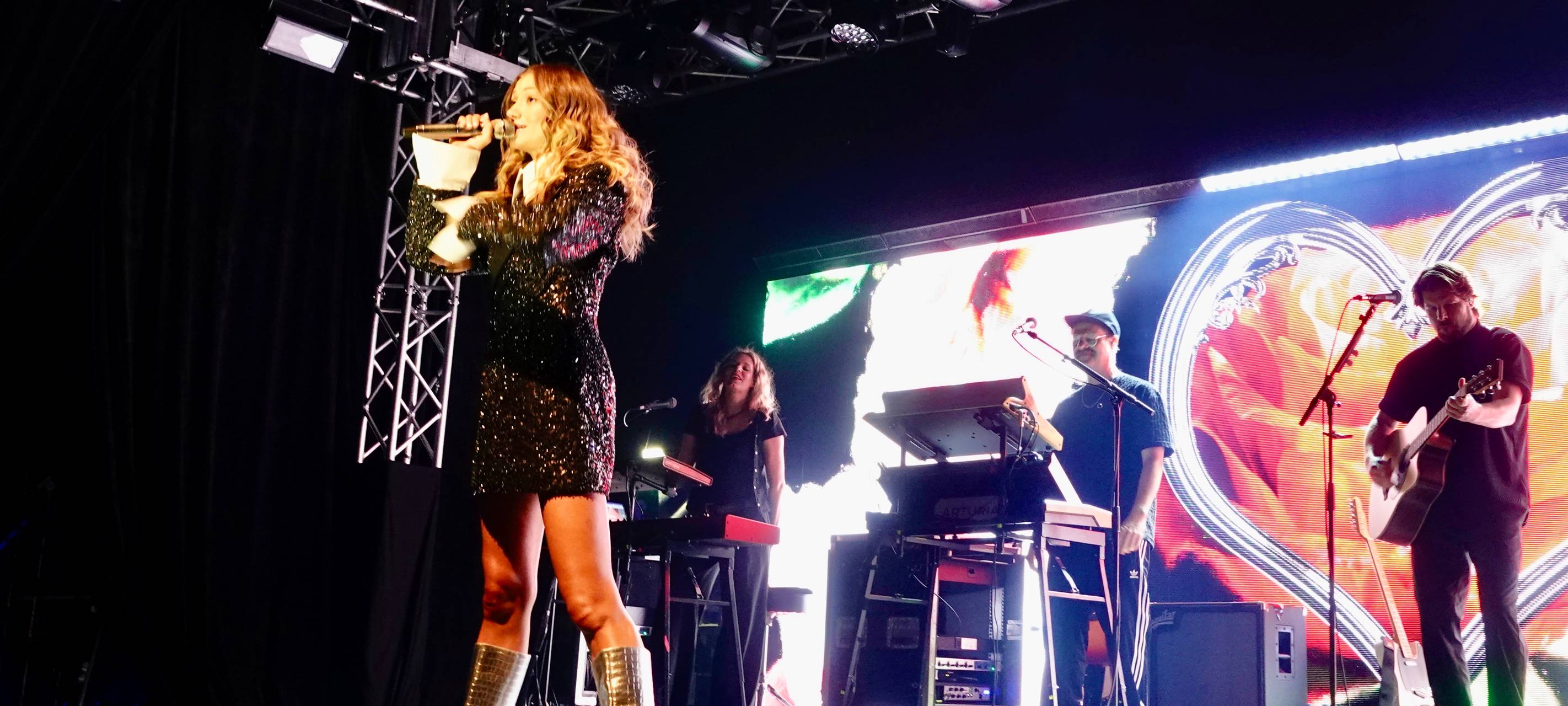 Leony beim Zeltfestival Ruhr mit ihrem Live-Auftritt vor Publikum.