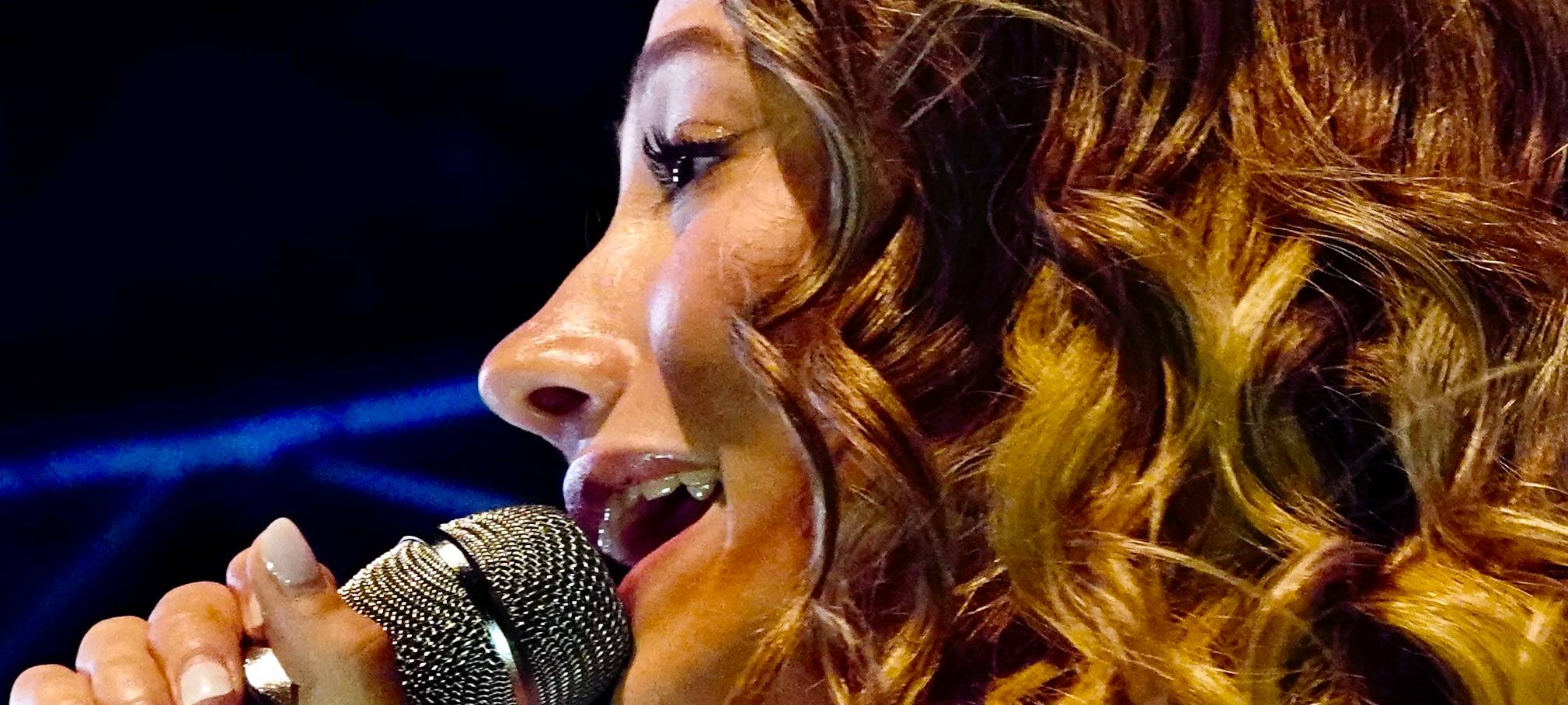 Leony beim Zeltfestival Ruhr mit ihrem Live-Auftritt vor Publikum.