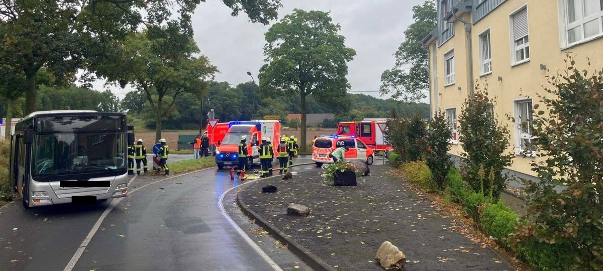 Bus mit 38 Schülern prallt in Sonsbeck seitlich gegen Baum