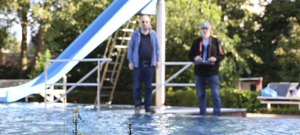 Modellboote im Freibad Dingden sorgen für besondere Einblicke