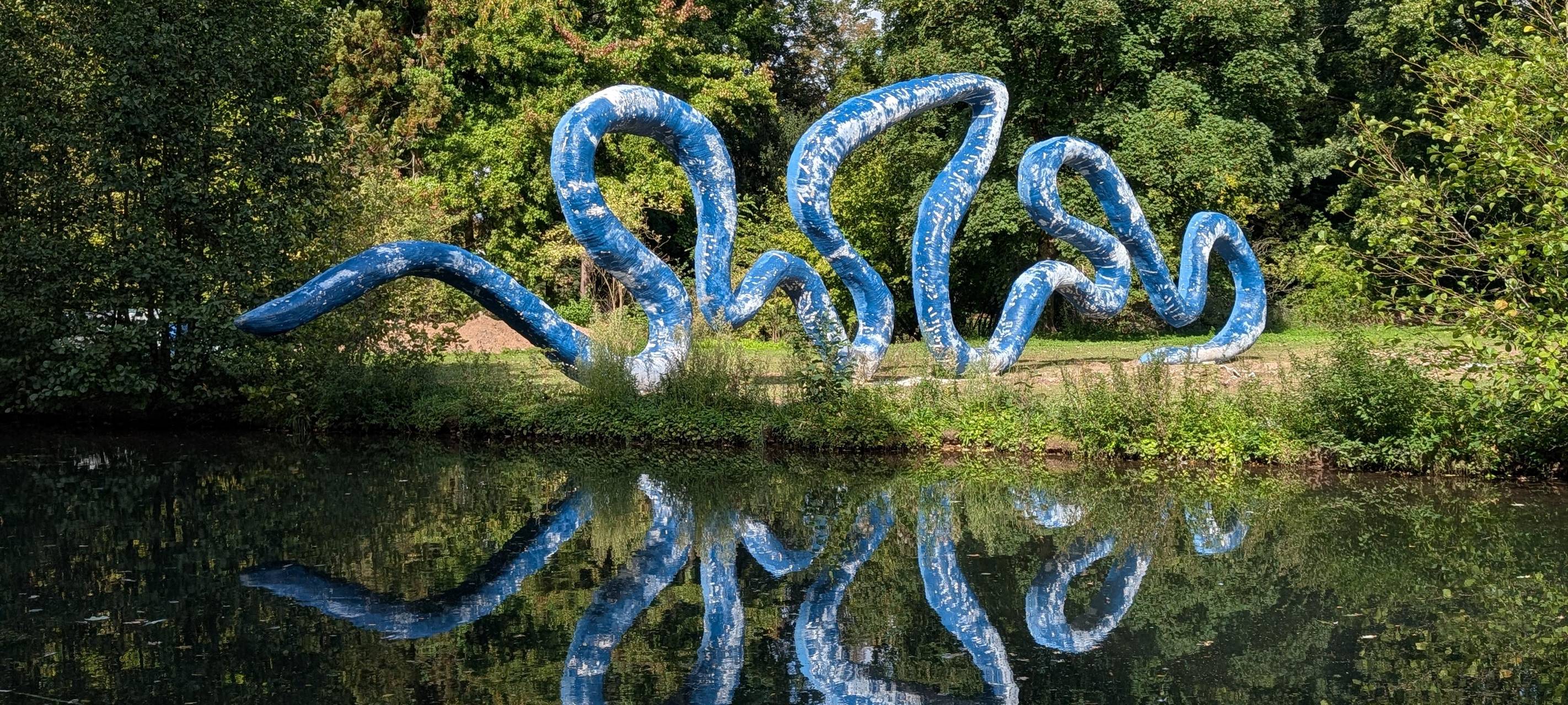 Neue Kunstschlange Moxie im Moerser Schlosspark