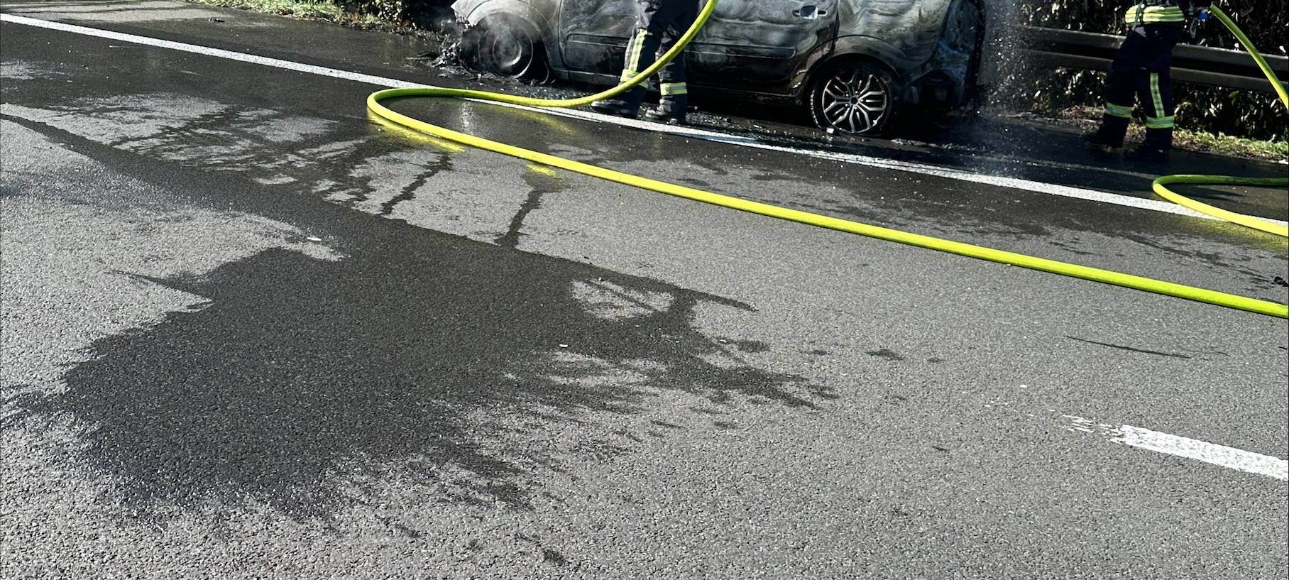 Feuerwehr Dinslaken löscht brennendes Auto auf der A3