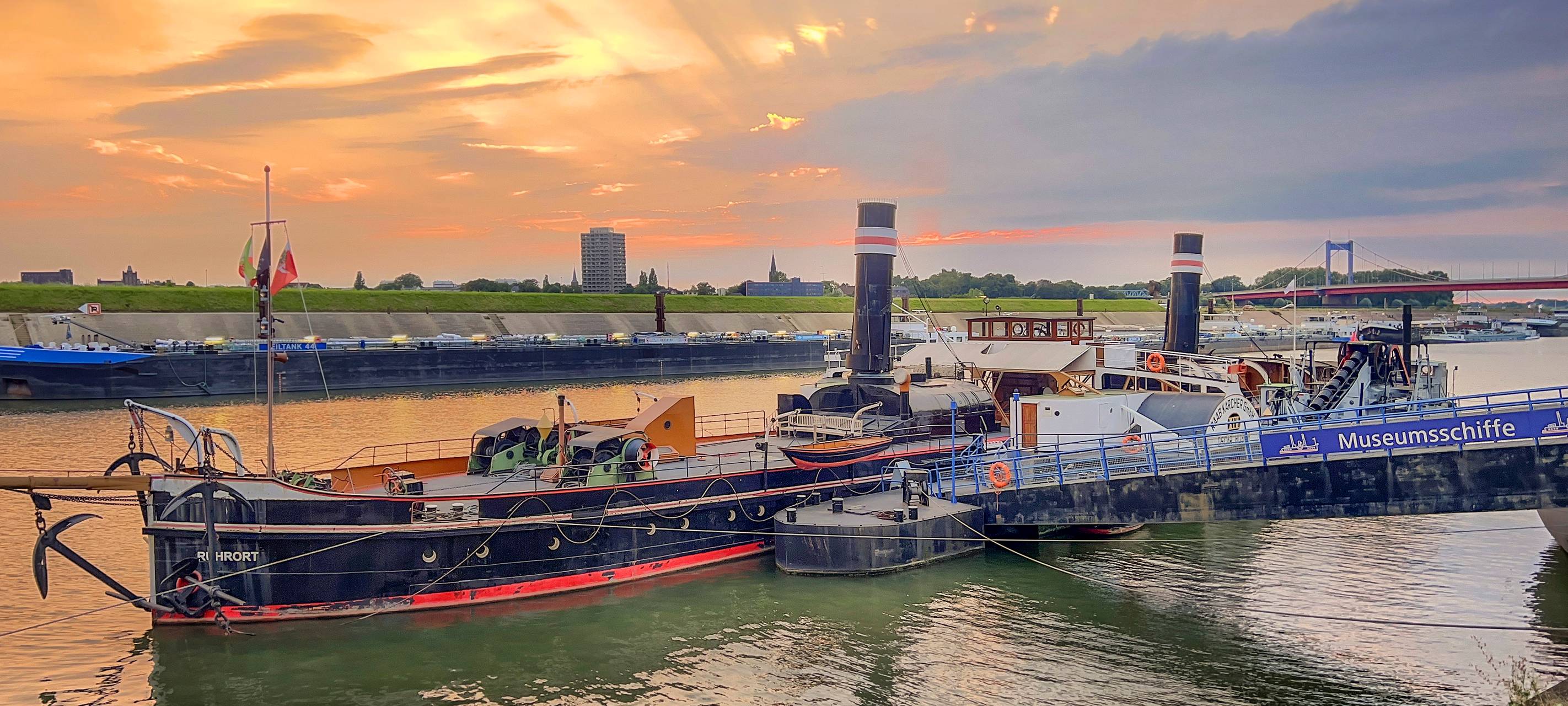 Museumsschiff kehrt in Duisburg an Liegeplatz zurück