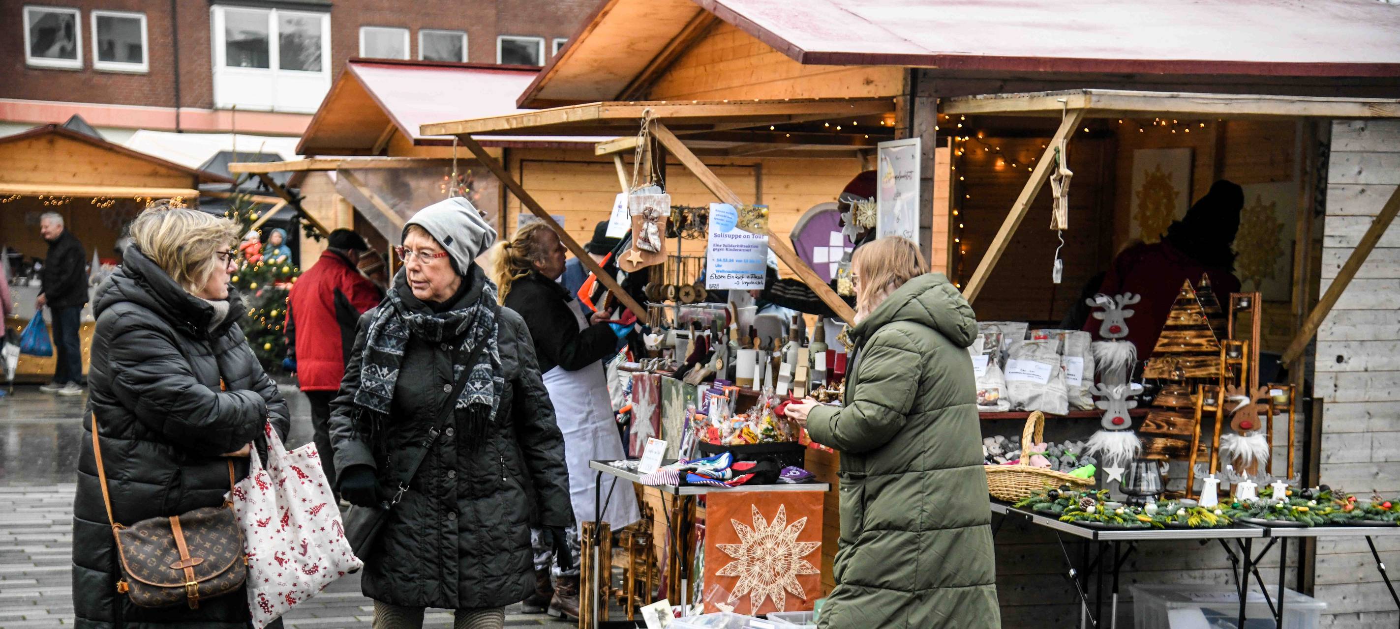 Stimmungsvolle Buden beim Weihnachtsmarkt in Voerde