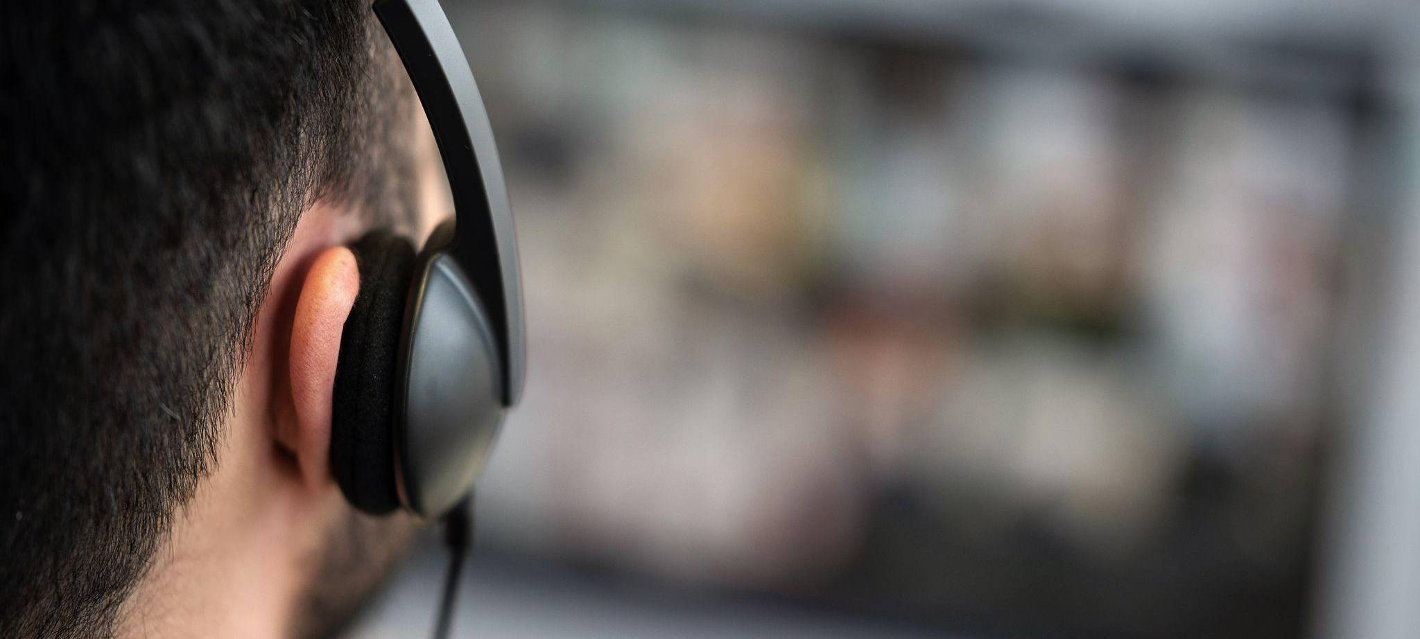 Mann nimmt an einem Videocall teil