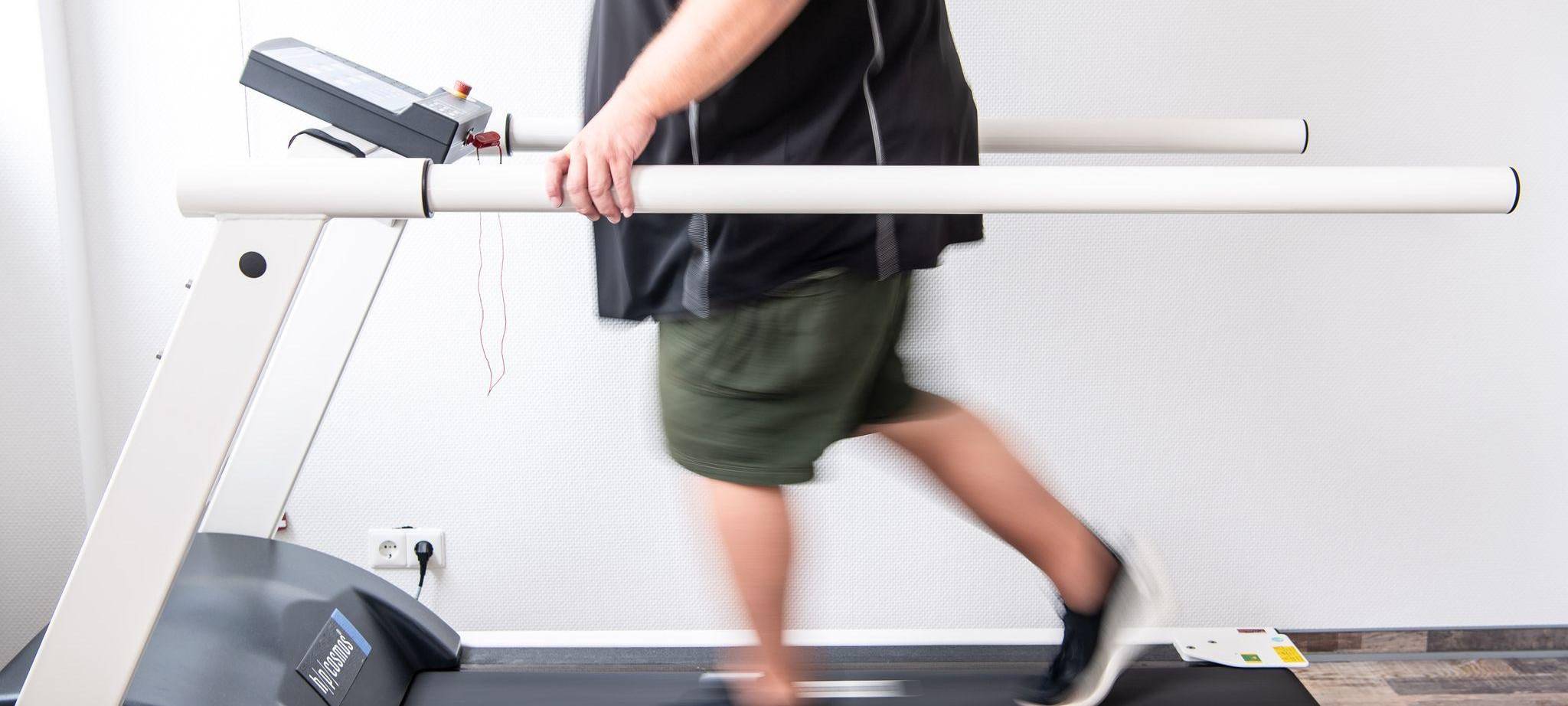 Ein Mann trainiert auf dem Laufband.