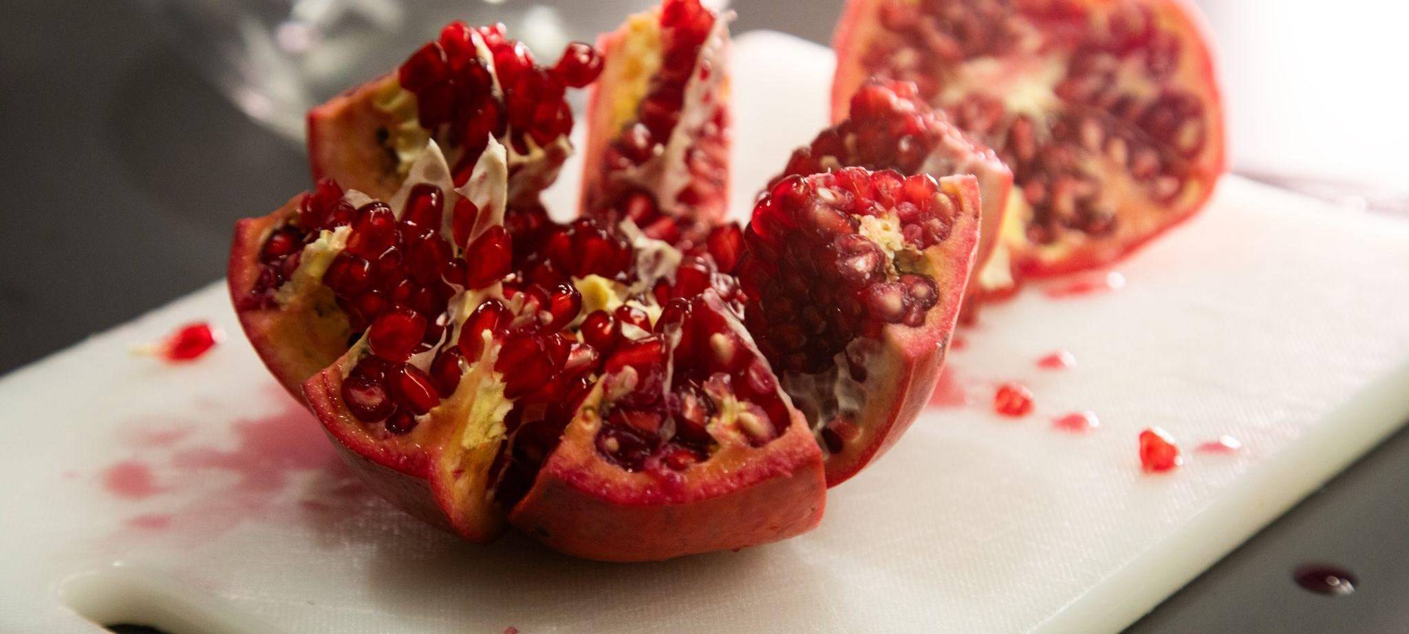 Granatapfelkerne sind in der Frucht zu sehen