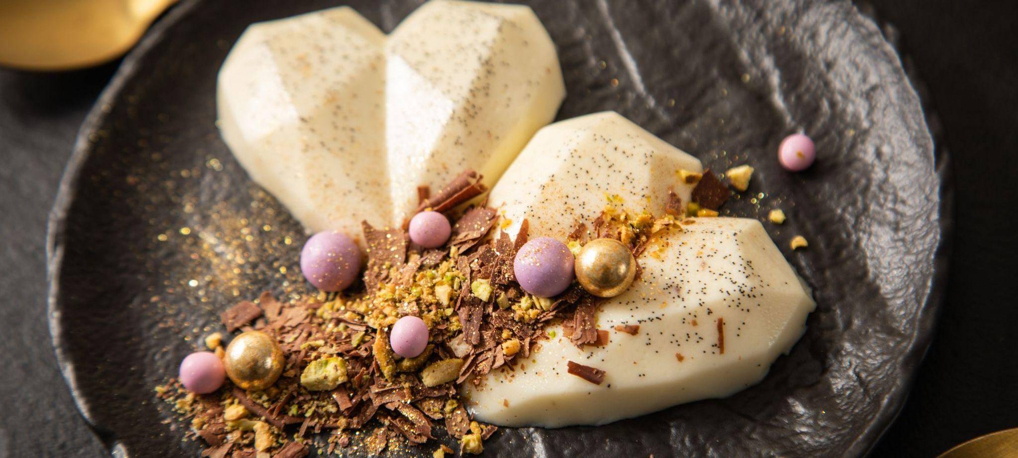 Panna Cotta mit Schokolade, Pistazie, Goldstaub und Schokokugeln