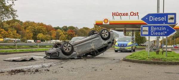 Auto auf dem Dach: Unfall an der A3 bei Hünxe