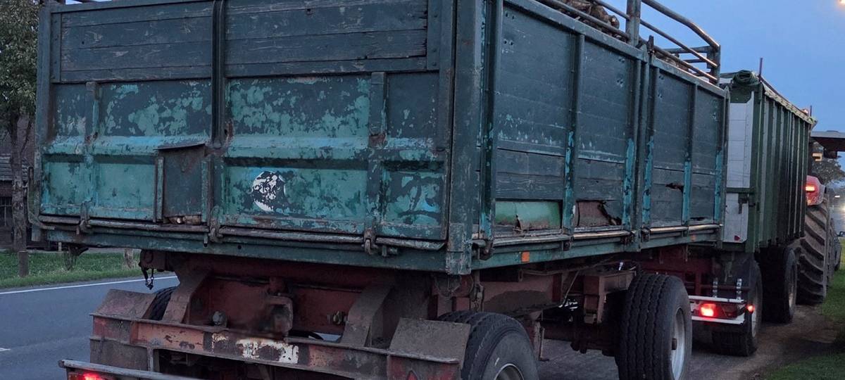 Rübentrecker gestoppt - Anhänger war überladen und rostig