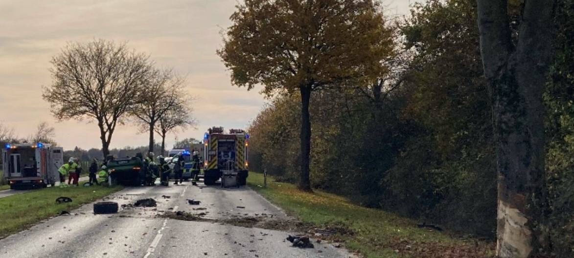 71-jähriger Autofahrer prallt in Moers gegen einen Baum