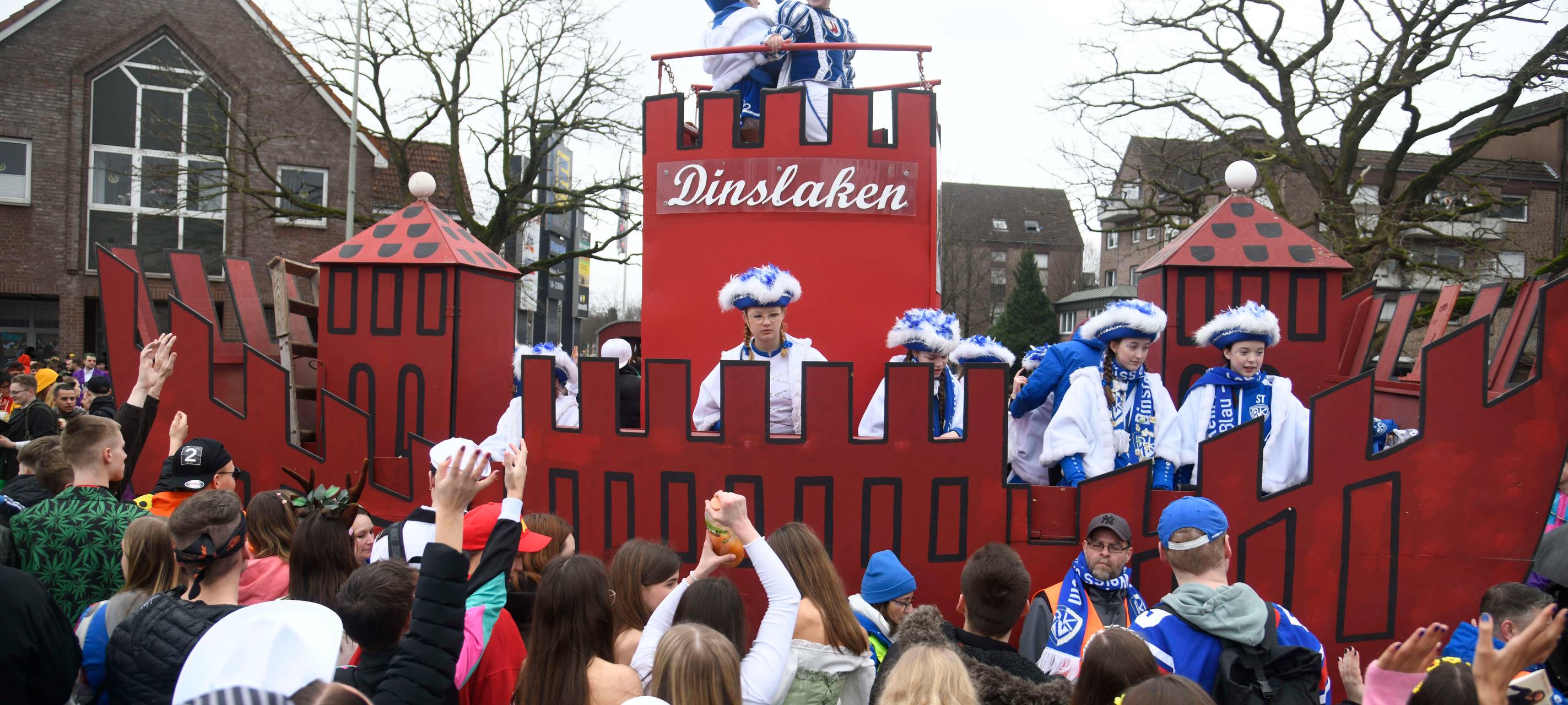 Dinslakener Karnevalsverein sucht Stellplatz für Wagen