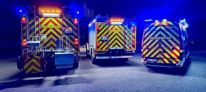 Feuerwehrfahrzeuge erhalten neue Heckwarnbeklebung zur Erhöhung der Sicherheit