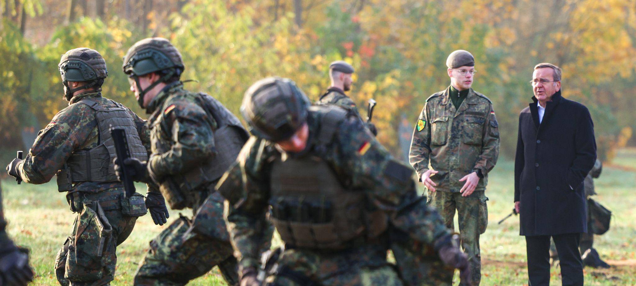 Verteidigungsminister besucht Heimatschutzregiment 2