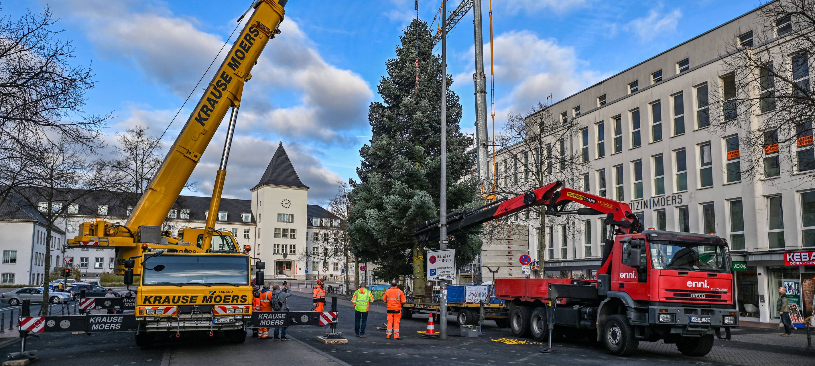 Weihnachtsbaum erleuchtet Moerser Neumarkt