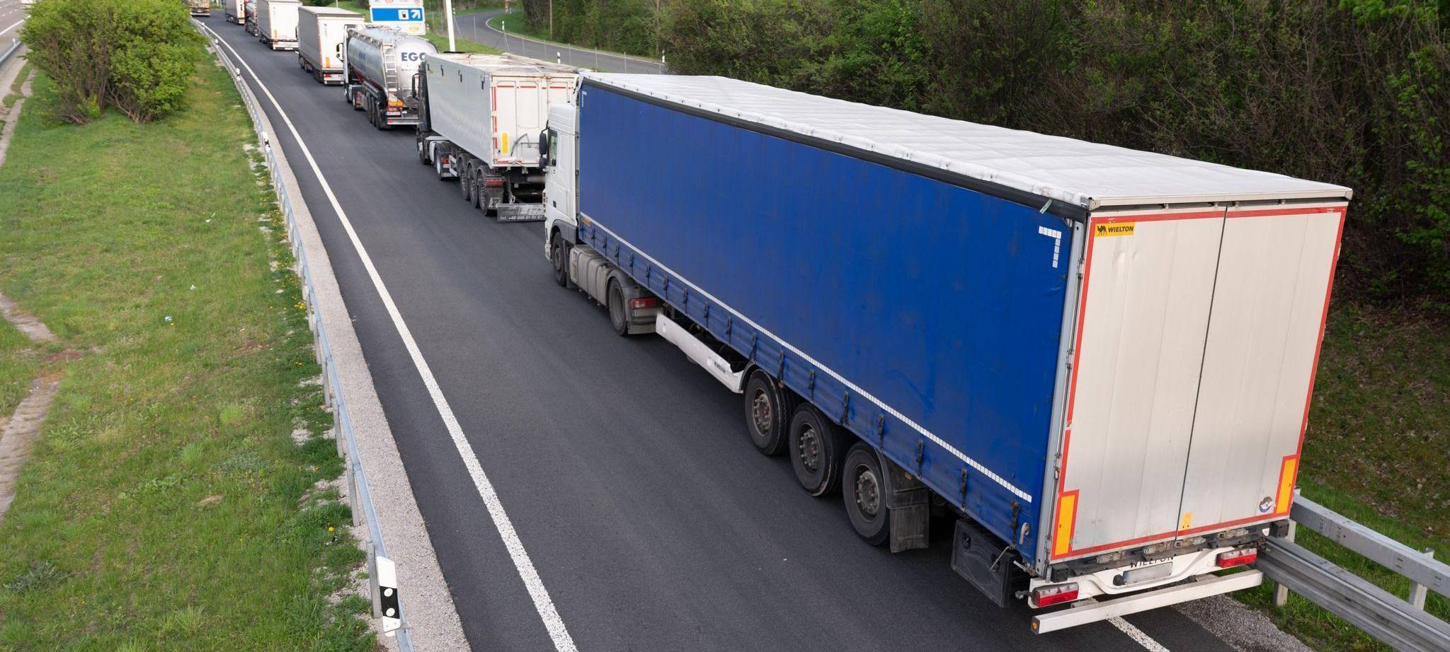 Lkw-Parkplätze auf Autobahn