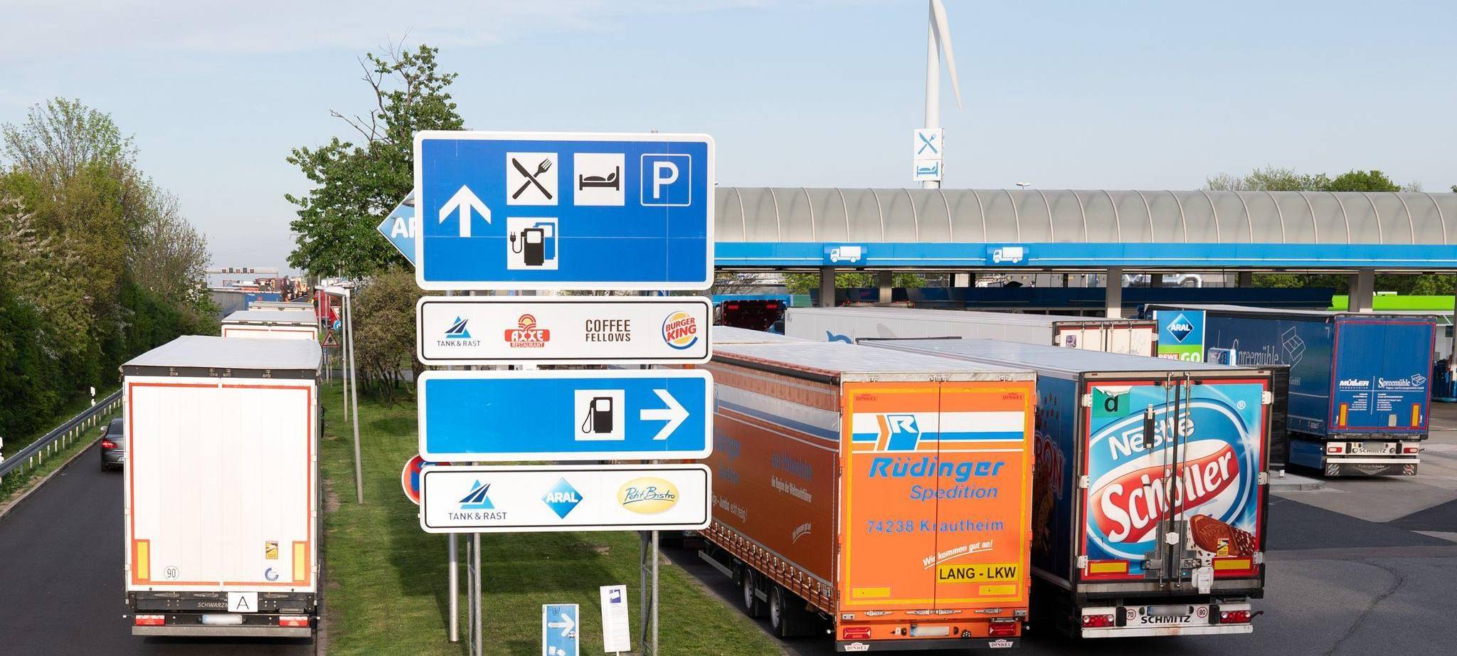 Lkw-Parkplätze auf Autobahn