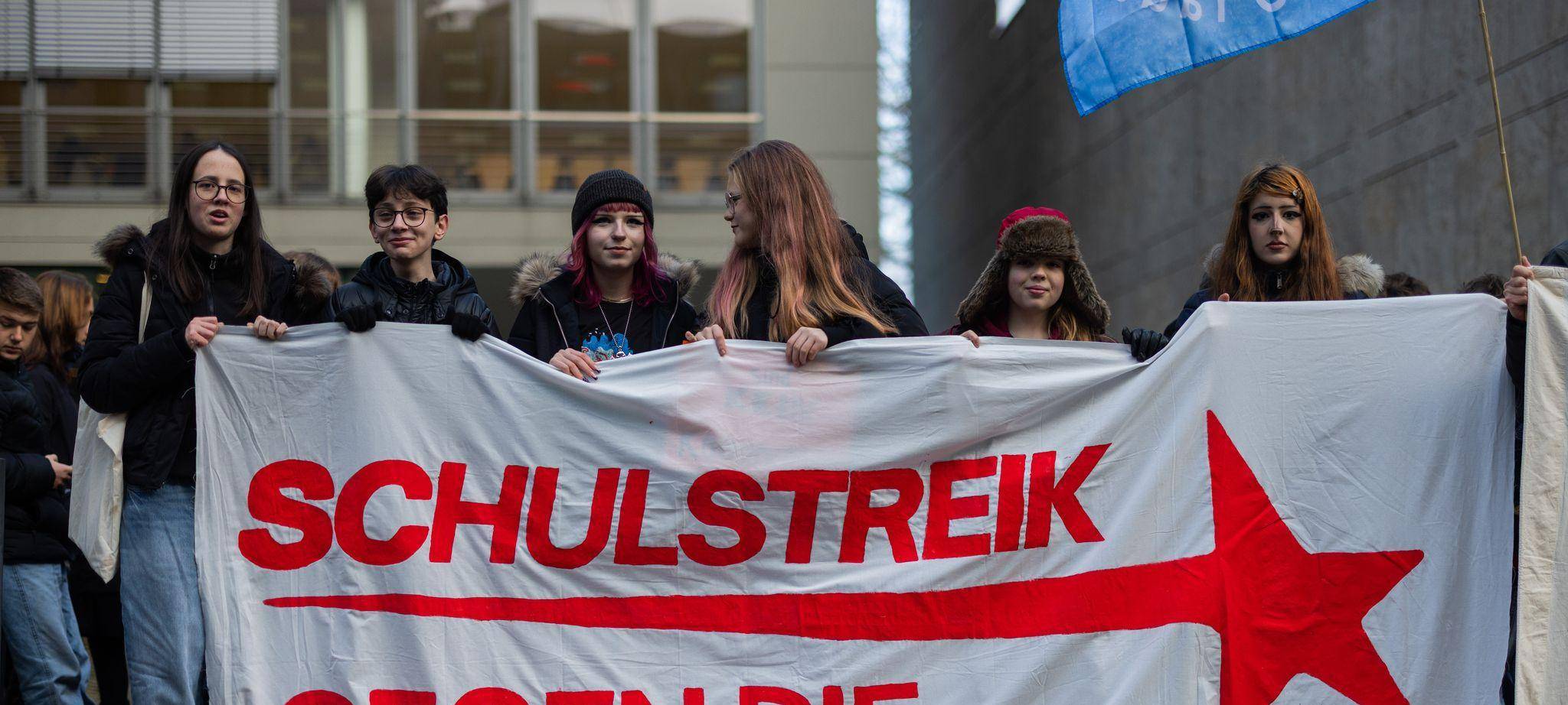 Protest gegen Bundestagsbeschluss des Wehrdienstgesetzes