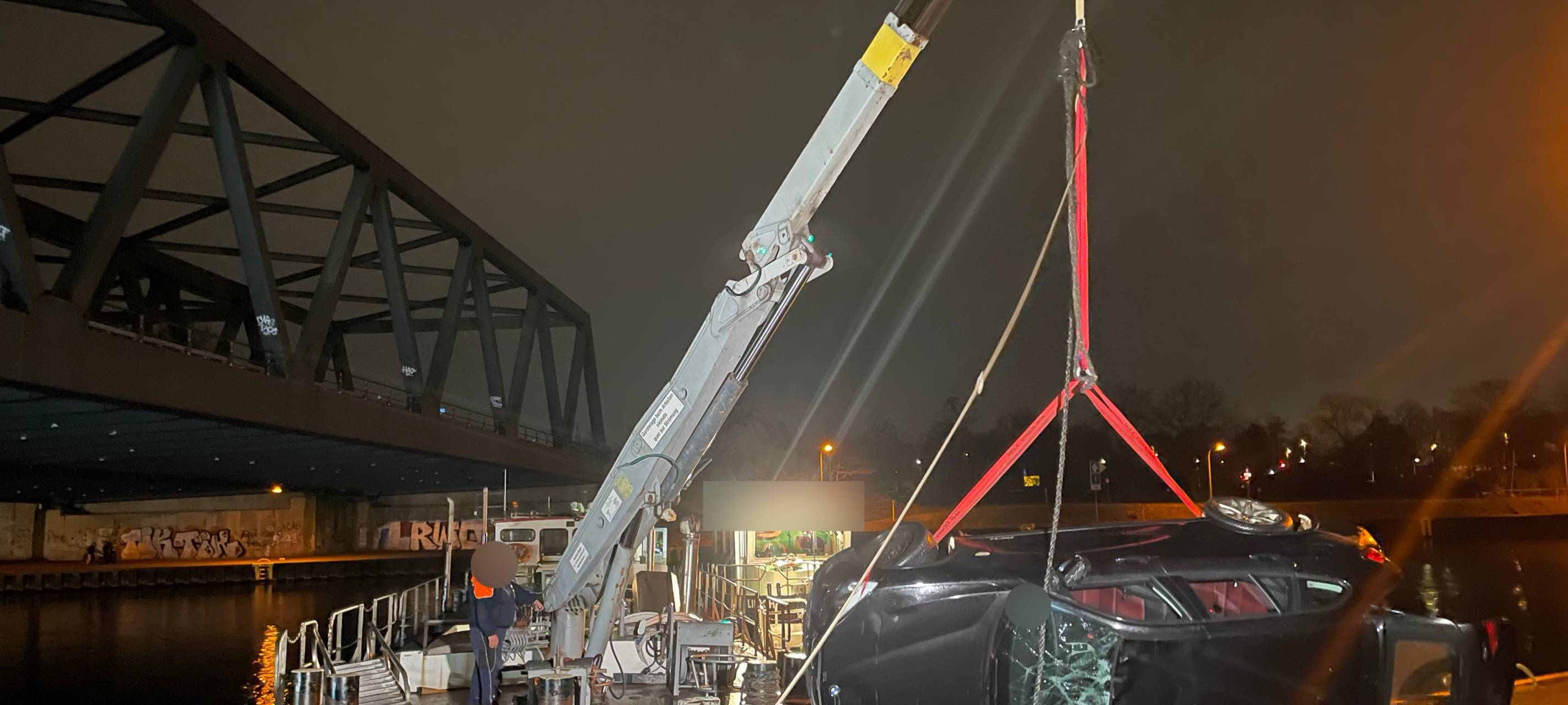 Gestohlene Autos aus Rhein-Herne-Kanal geborgen