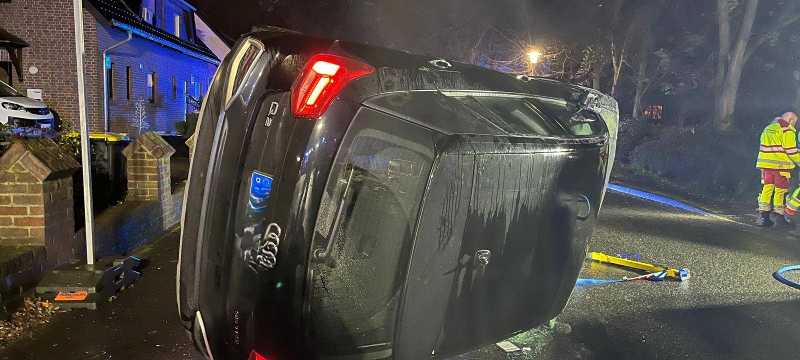 Auto überschlägt sich in Kamp-Lintfort – Fahrer flüchtet