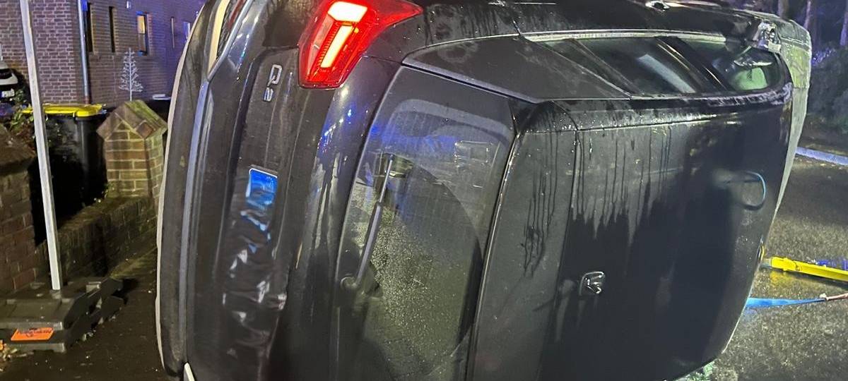 Auto überschlägt sich in Kamp-Lintfort – Fahrer flüchtet