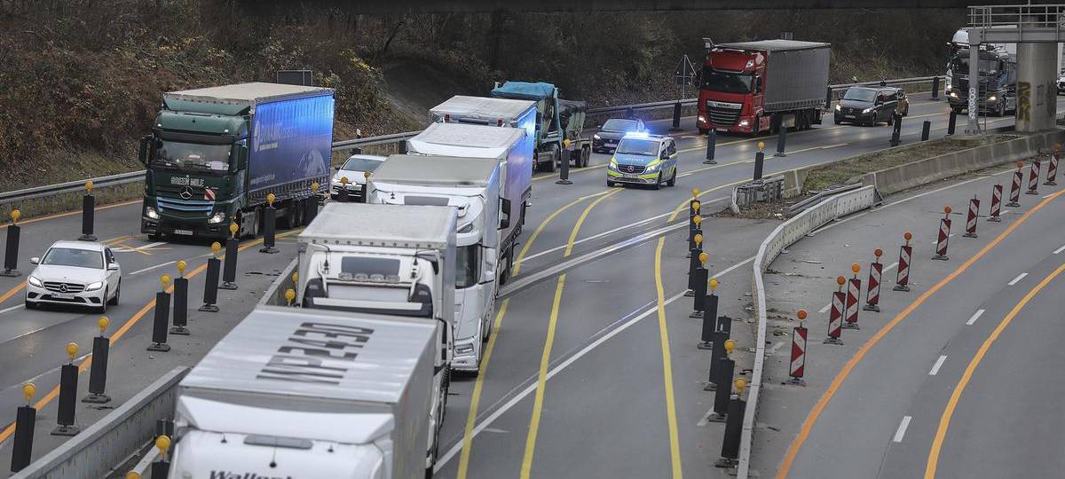 Keine Statik-Schäden nach LKW-Brand auf A3 bei Duisburg