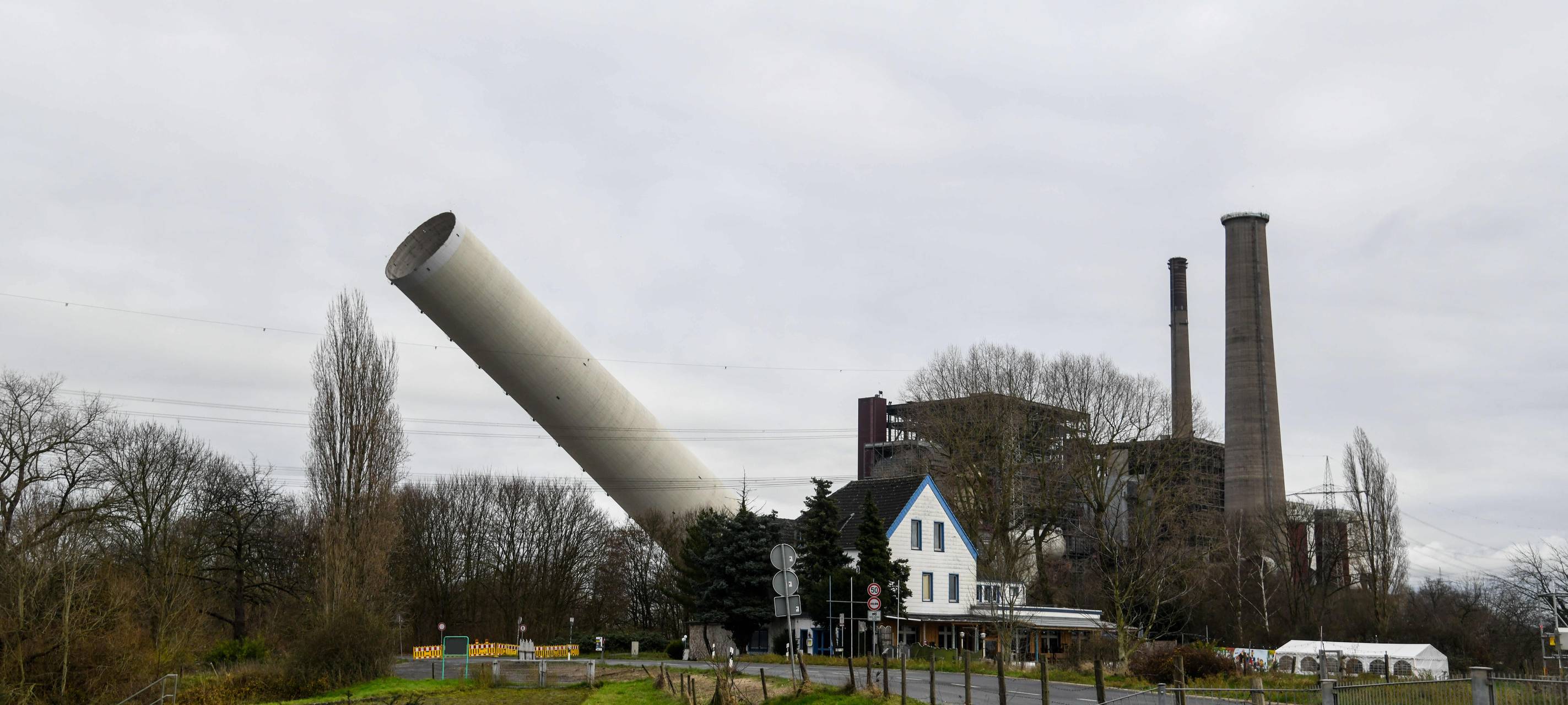 185 Meter hoher Kamin in Voerde wurde heute gesprengt