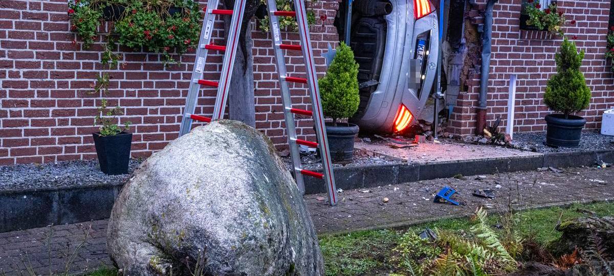 Unfall in Geldern - Auto landet im Hausflur