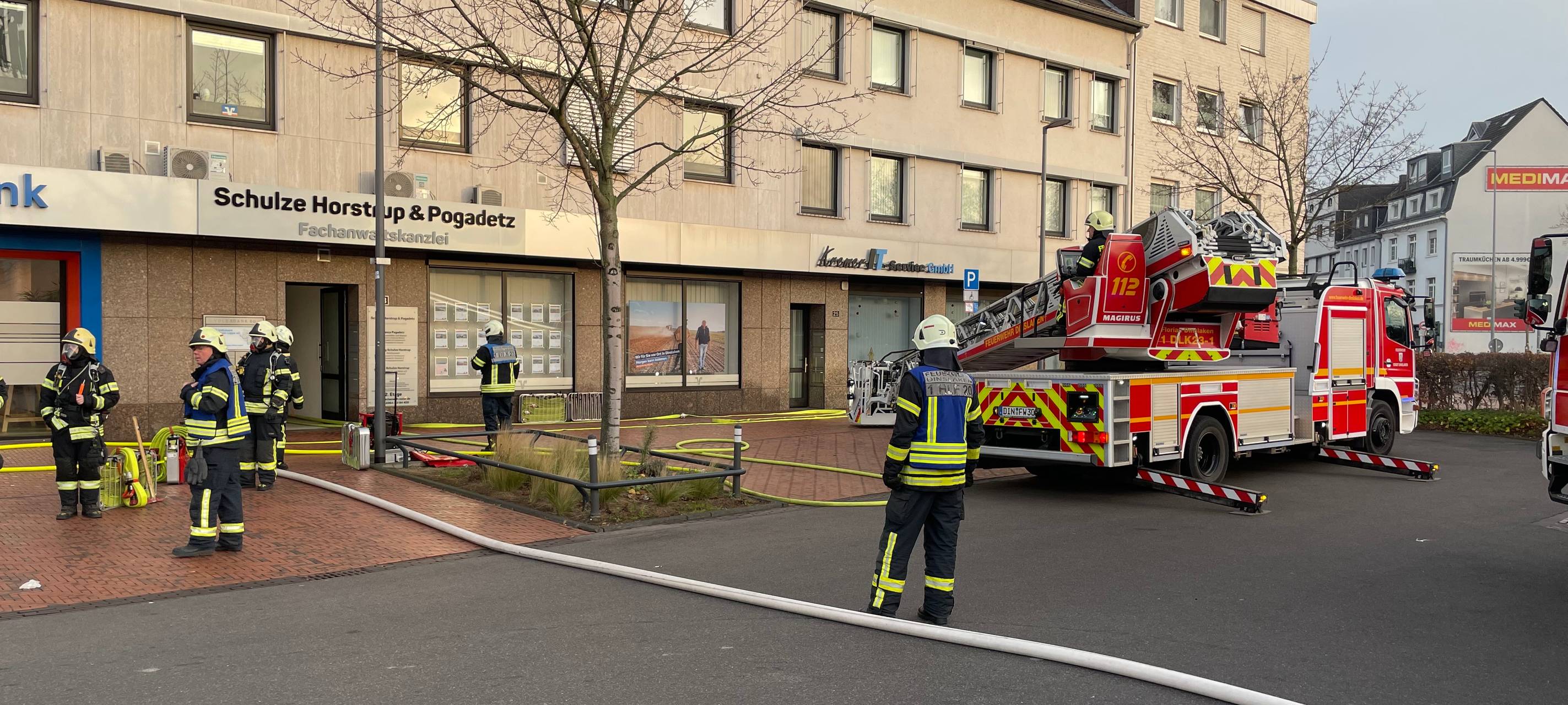 Feuerwehr rettet Menschen aus verrauchtem Haus in Dinslaken