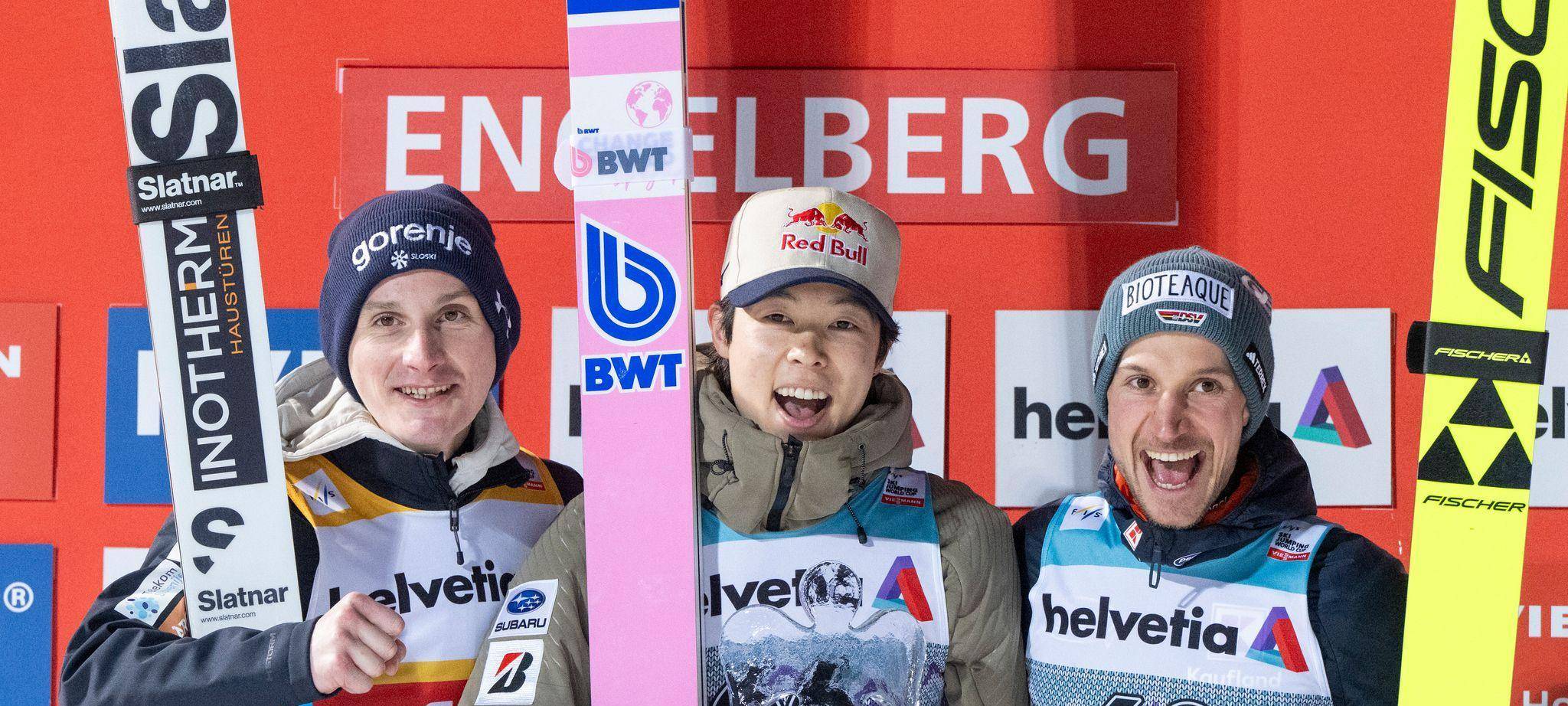 Domen Prevc, Ryoyu Kobayashi und Felix Hoffmann (l-r).