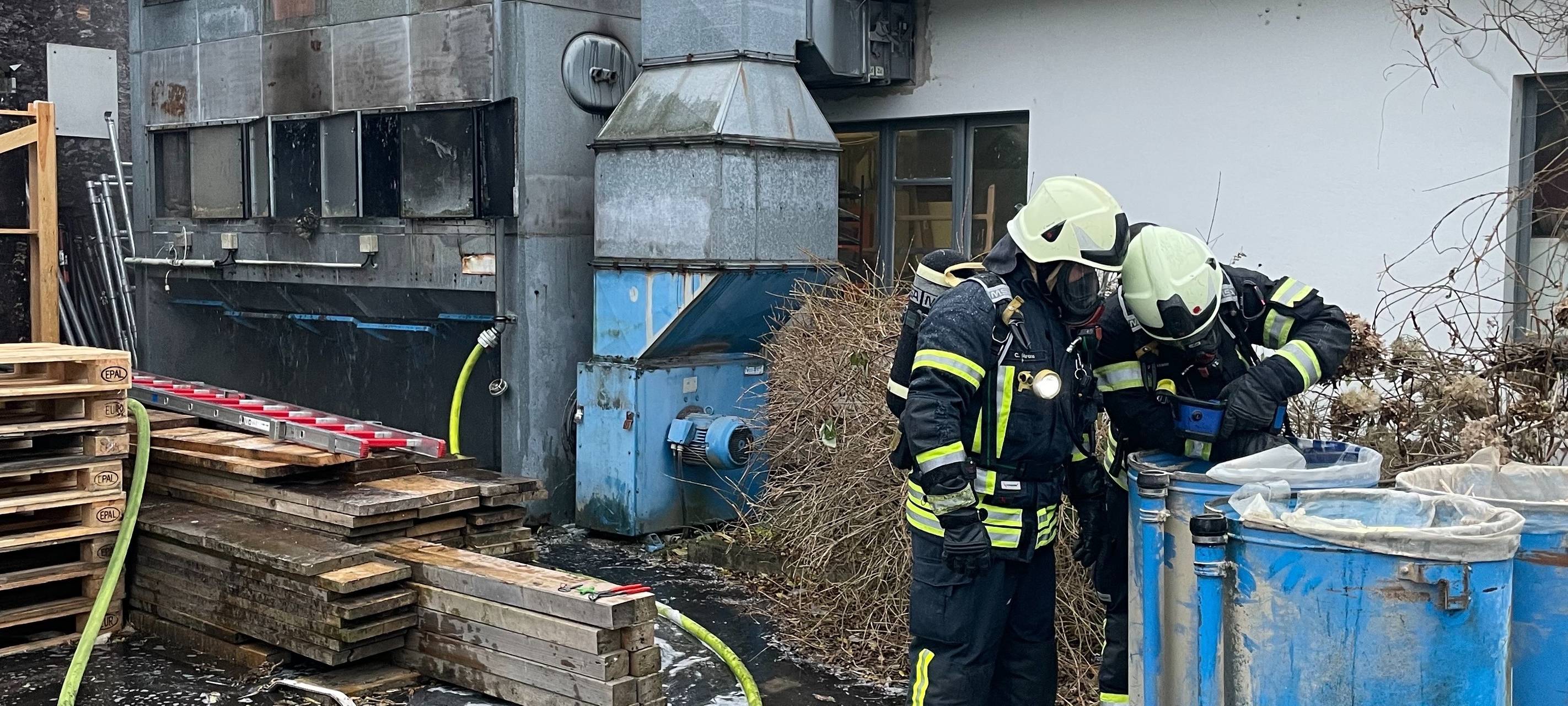 Feuerwehr löscht Brand in Dinslakener Schreinerei