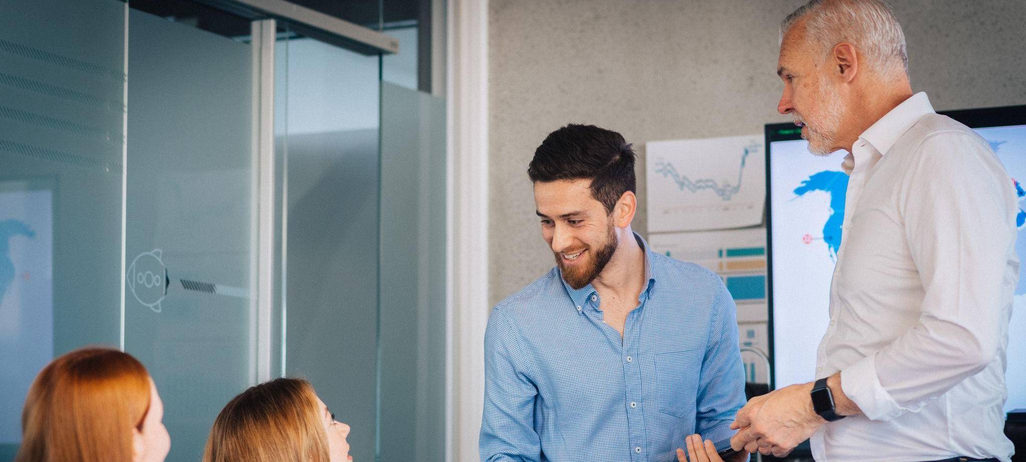 Ein Mann gibt einer Frau im Büro die Hand