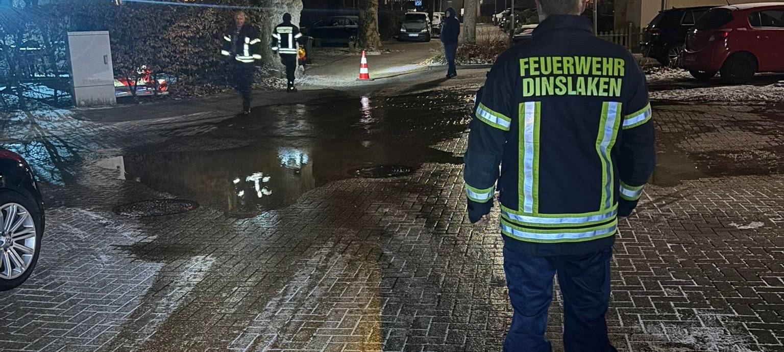 Wasserrohrbruch in Dinslaken-Lohberg: Kreuzung überflutet