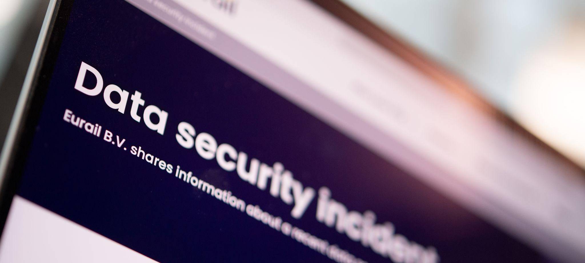 Auf Laptop ist ein Datenleck-Hinweis von Eurail zu sehen