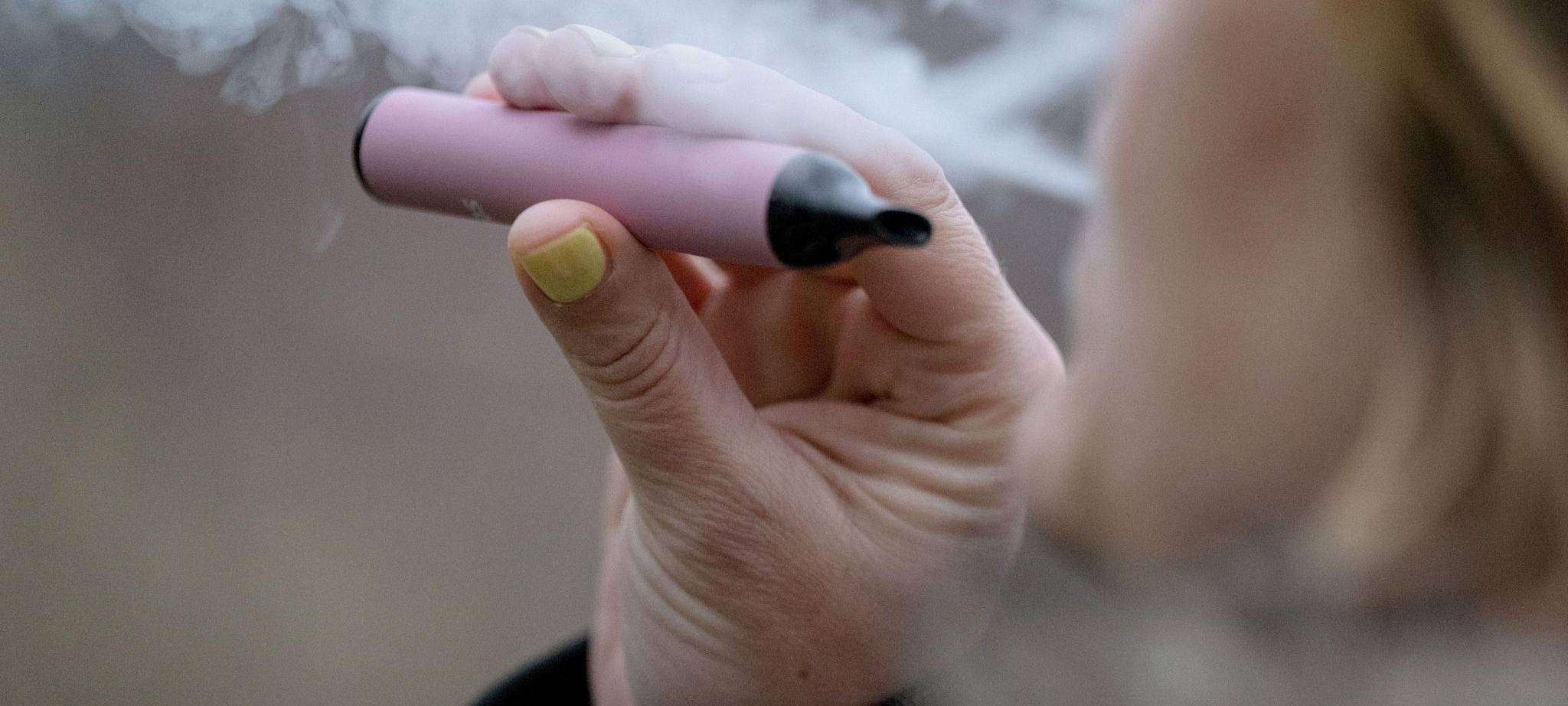 Frau raucht eine E-Zigarette