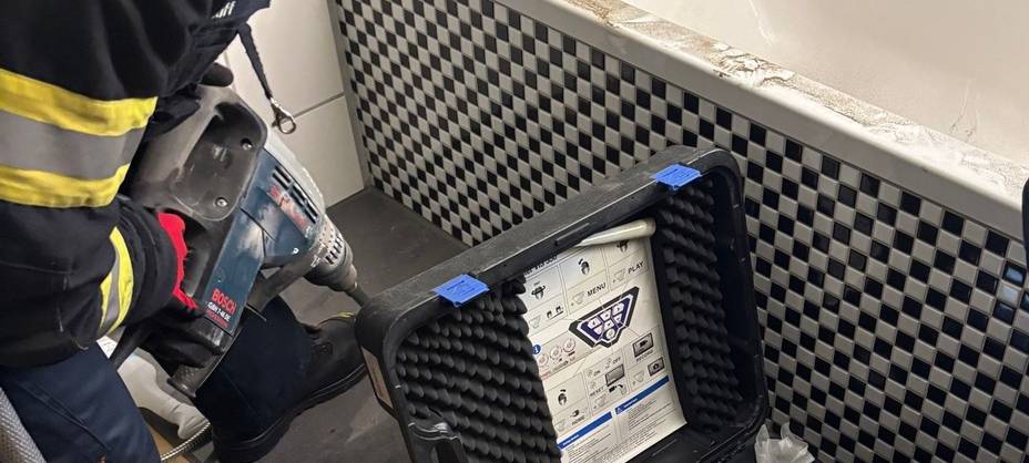 Drei junge Katzen aufwendig aus Schacht in Dinslaken befreit