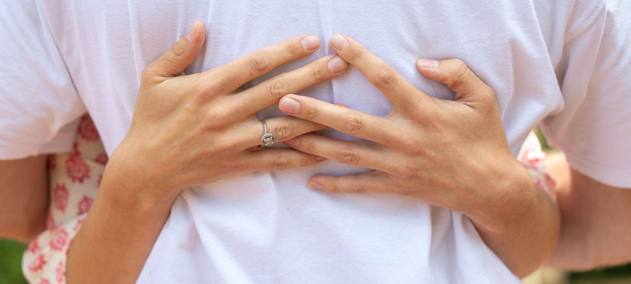 Eine Frau und ein Mann umarmen sich