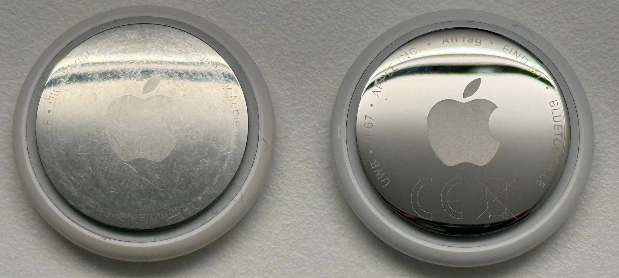 Airtags erster (l) und zweiter Generation liegen nebeneinander