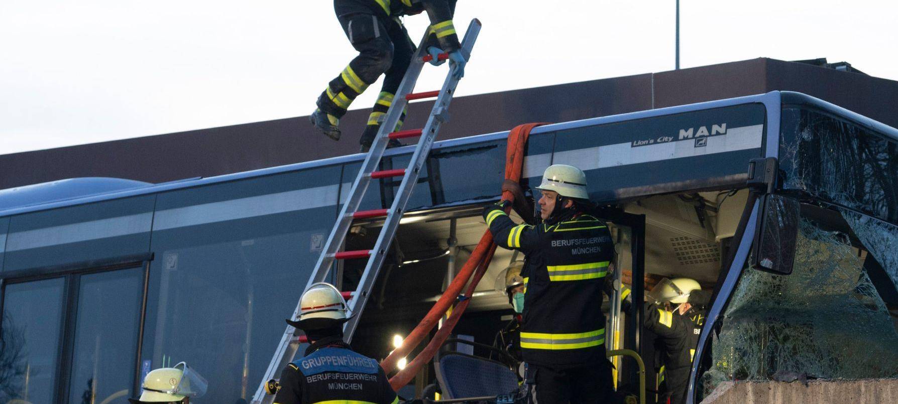 Bus kracht gegen Mauer – ein Toter und mehrere Verletzte